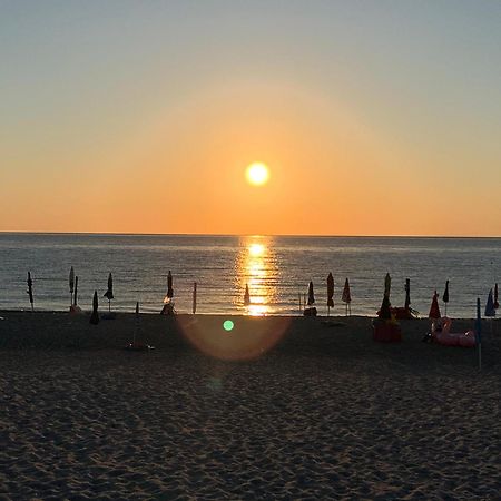 Fantastico appartamento tranquillo a pochi passi dal mare, vista fantastica sul mare, Wi-Fi Gratuito, parcheggio Santa Caterina Dello Ionio Marina Esterno foto
