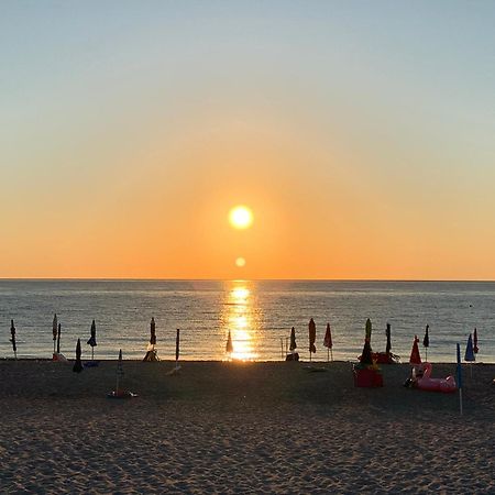 Fantastico appartamento tranquillo a pochi passi dal mare, vista fantastica sul mare, Wi-Fi Gratuito, parcheggio Santa Caterina Dello Ionio Marina Esterno foto